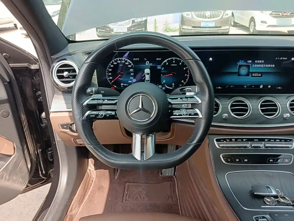 Mercedes-Benz E-Class 2022 — фото 11