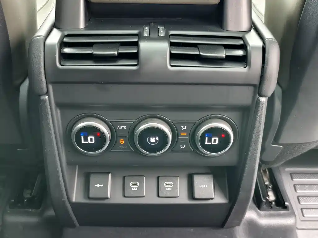 Land Rover Defender 2021 — фото 18