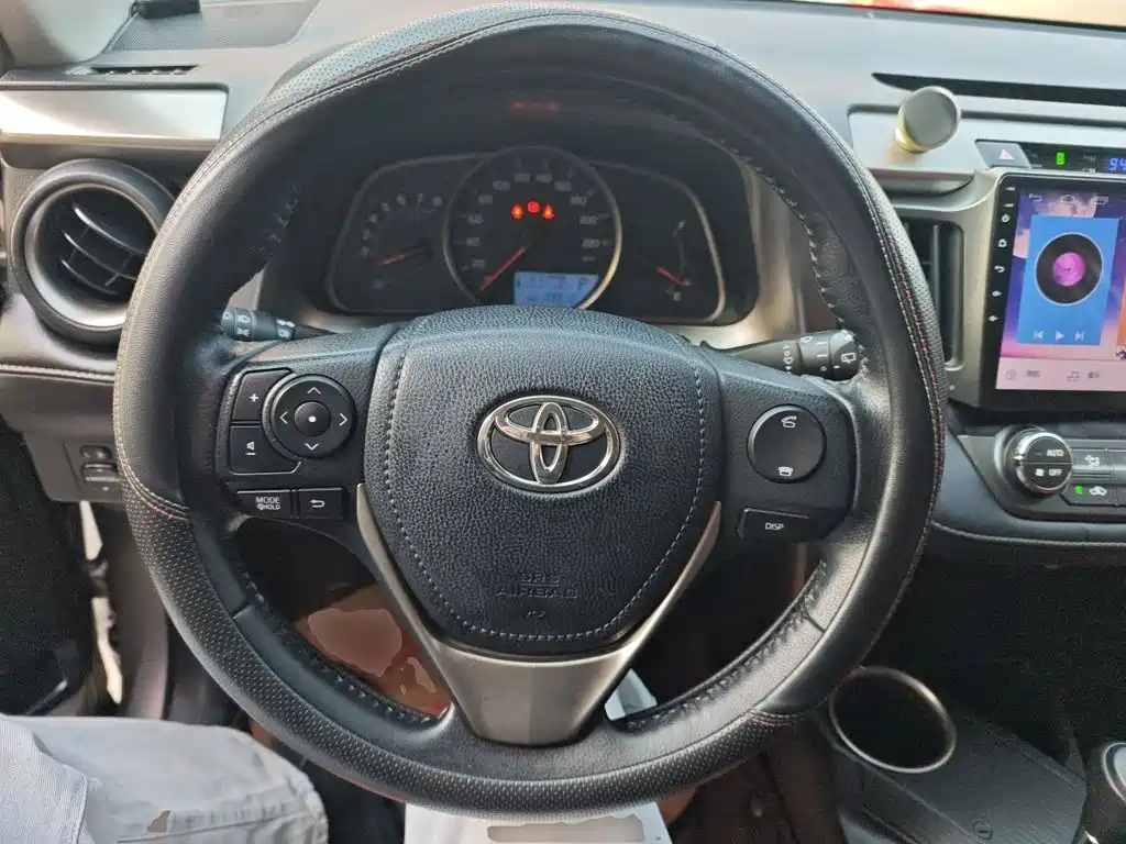 Toyota RAV4 2016 — фото 11