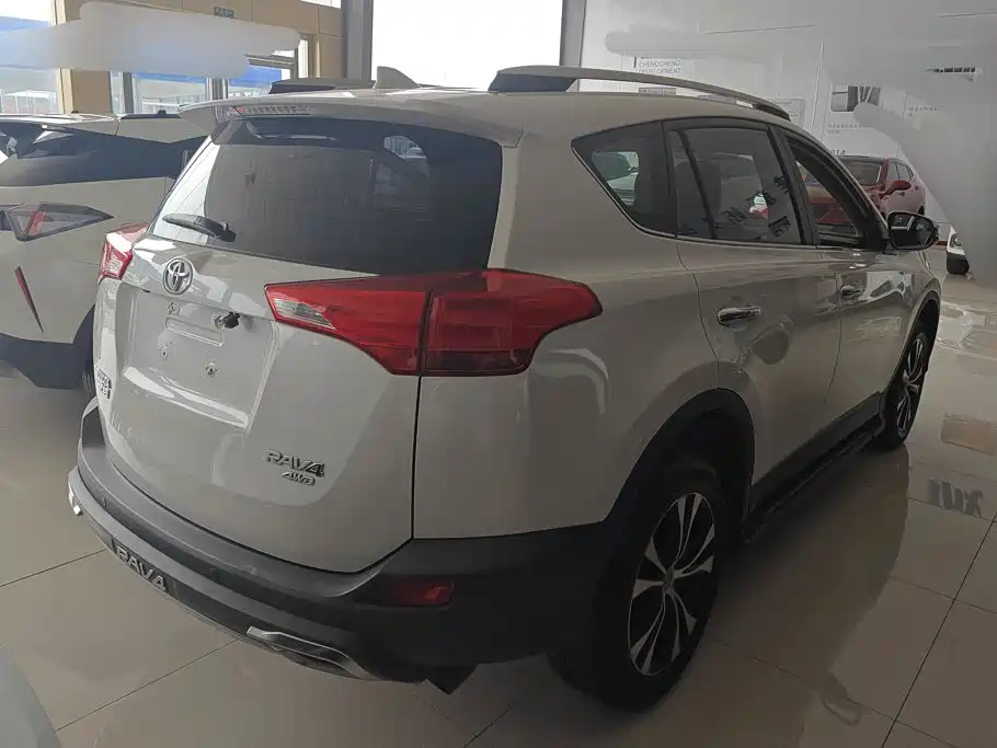 Toyota RAV4 2016 — фото 3