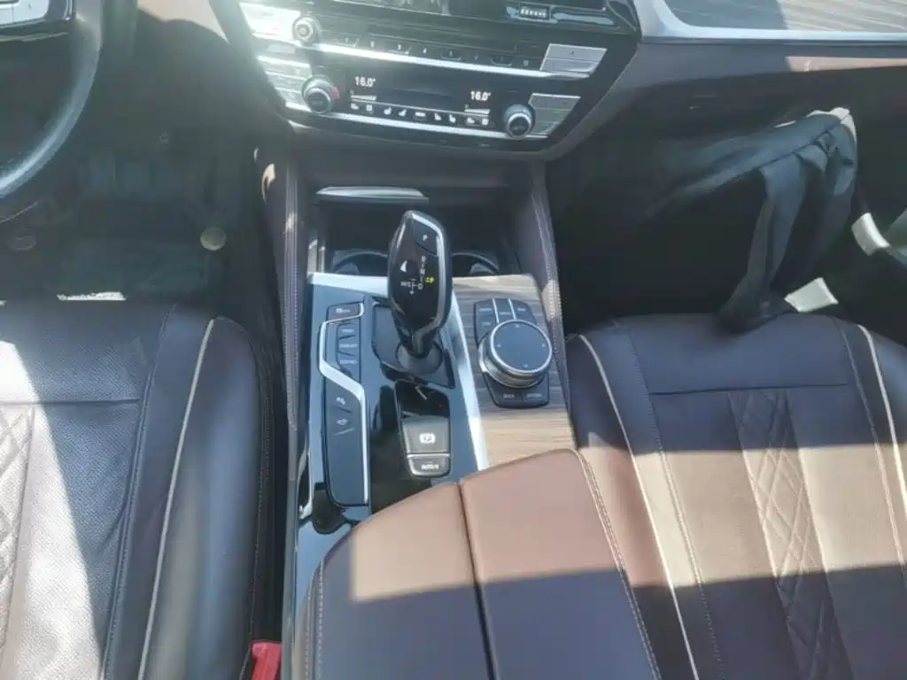 BMW 5 Series 2019 — фото 14