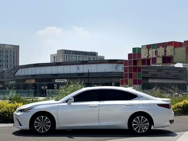 Lexus ES 2024
