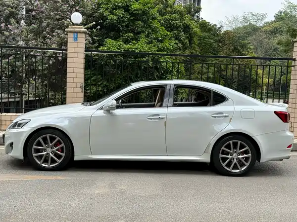 Lexus IS 2011