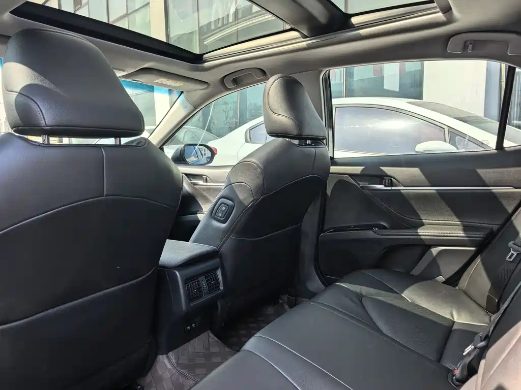 Toyota Camry 2019 — фото 11