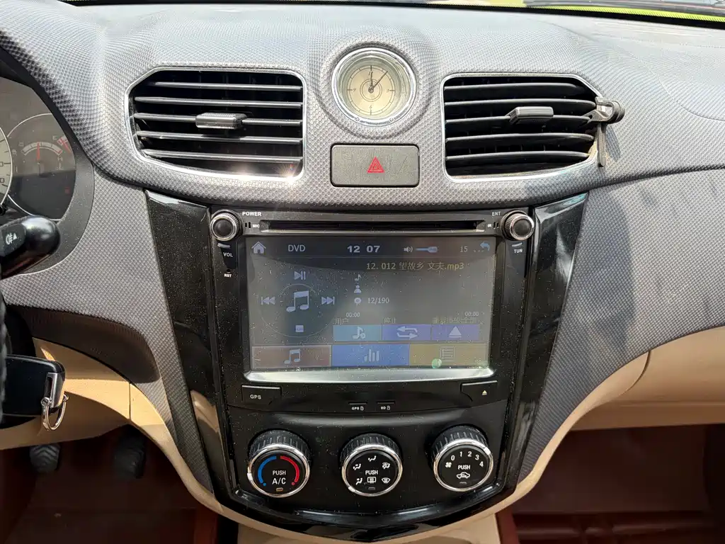 Wuling Hongguang 2015