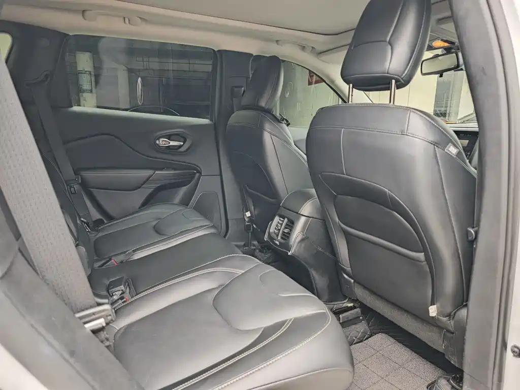 Jeep Cherokee 2016 — фото 10