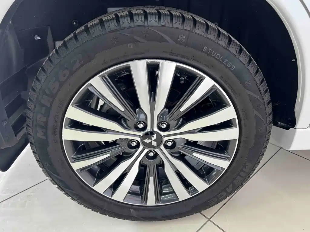 Mitsubishi Outlander 2022 — фото 20