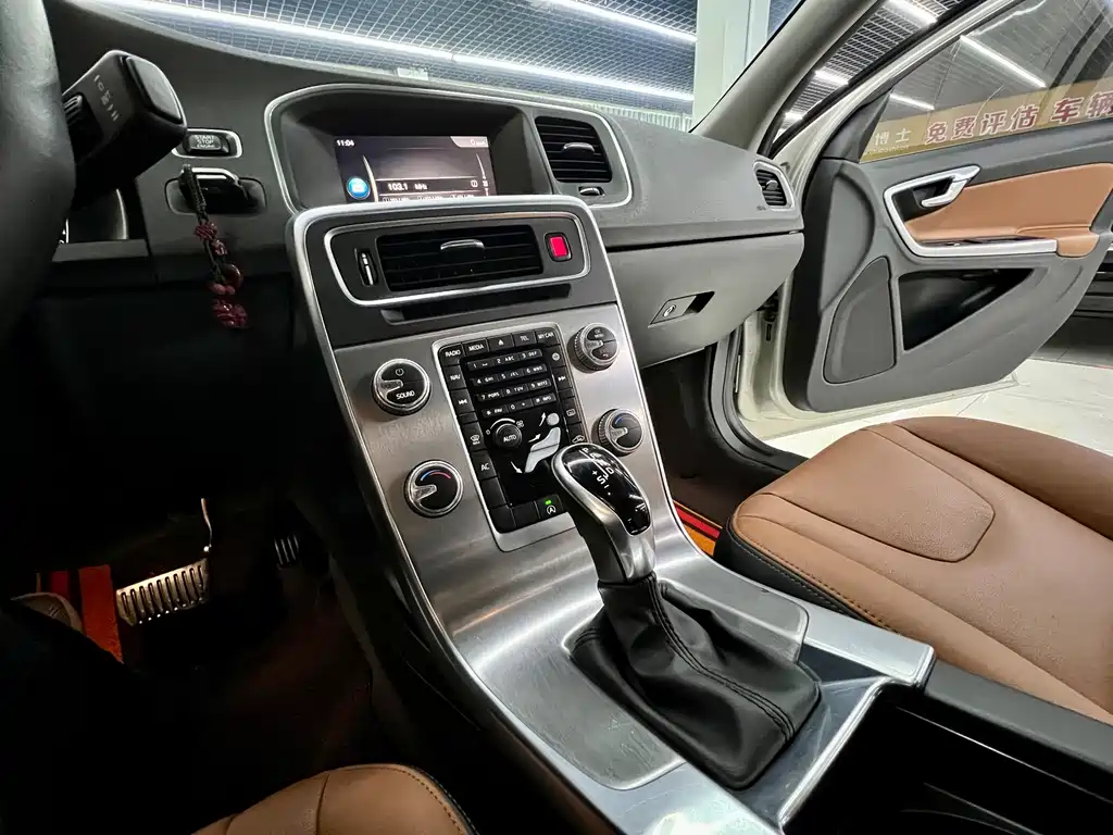 Volvo S60 2019 — фото 12