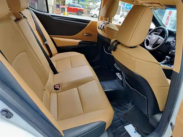 Lexus ES 2021