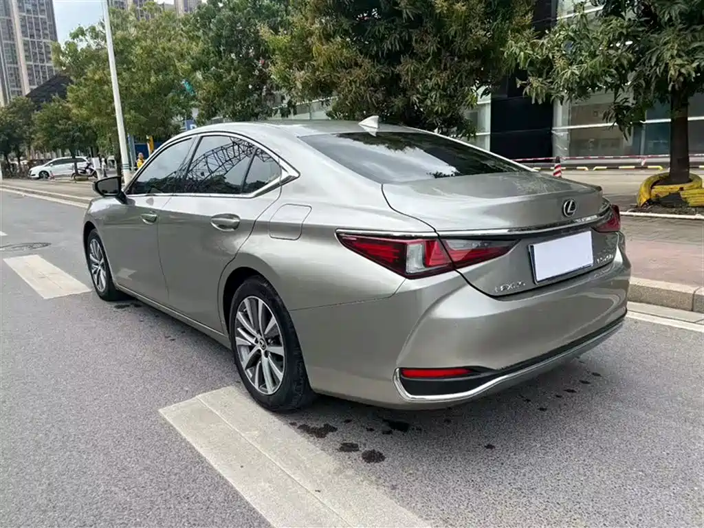Lexus ES 2020 — фото 23