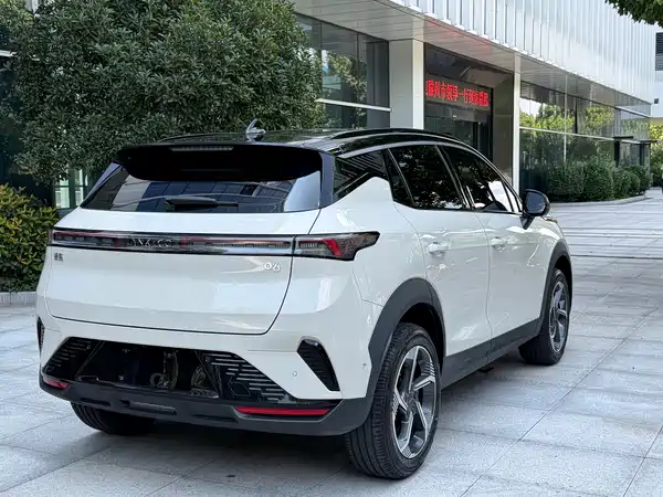 Lynk & Co 06 2025