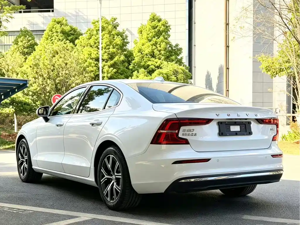 Volvo S60 2024 — фото 4