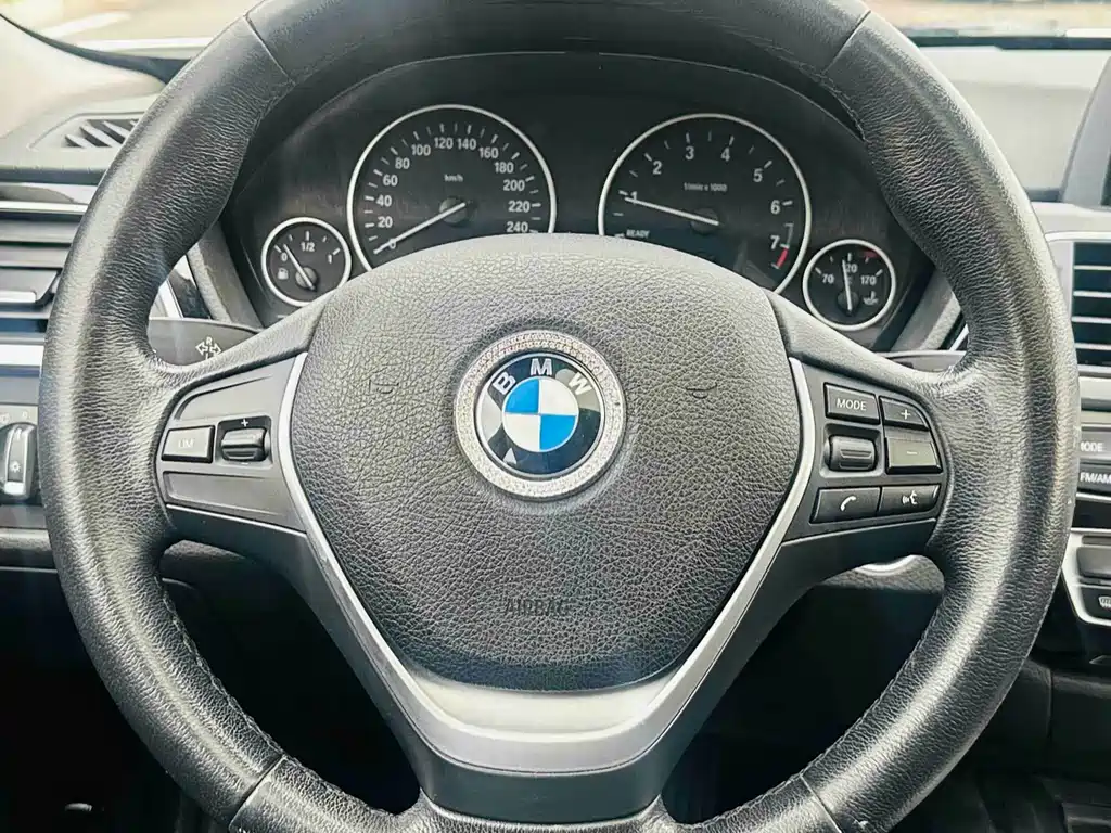 BMW 3 Series 2017 — фото 17