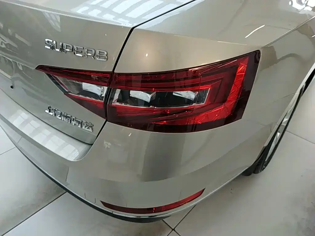 Skoda Superb 2019 — фото 8