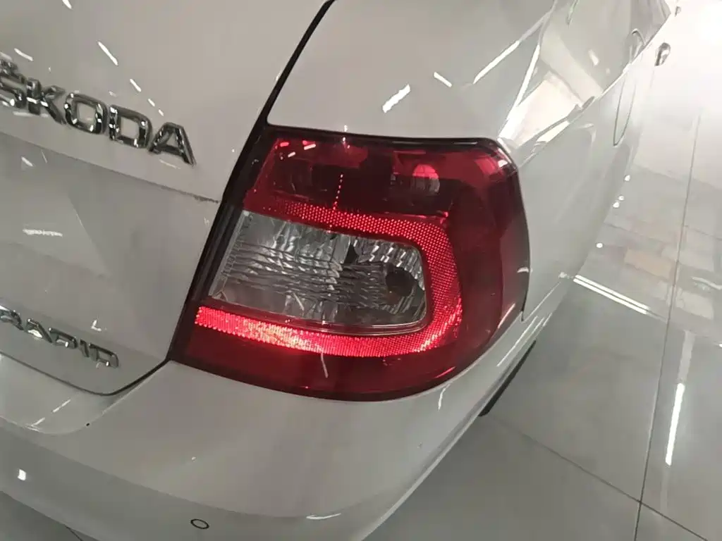 Skoda Rapid 2015 — фото 8