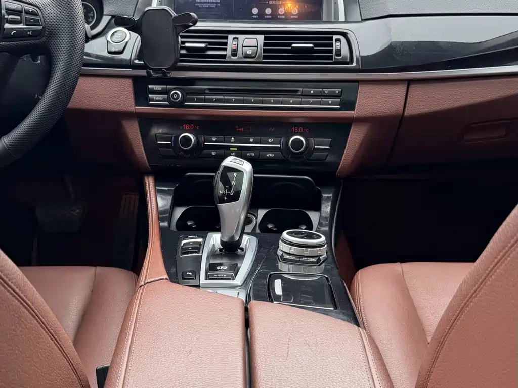 BMW 5 Series 2017 — фото 15