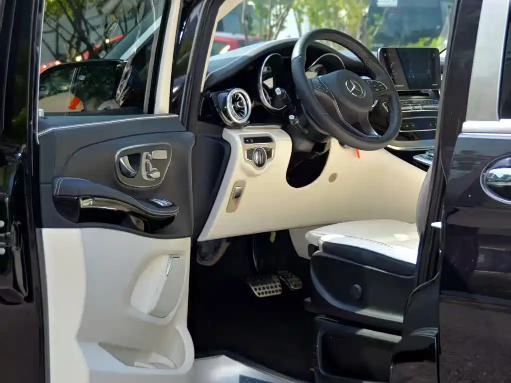 Mercedes-Benz V-Class 2023 — фото 10