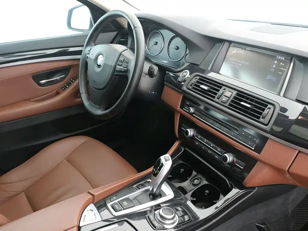 BMW 5 Series 2015 — фото 16