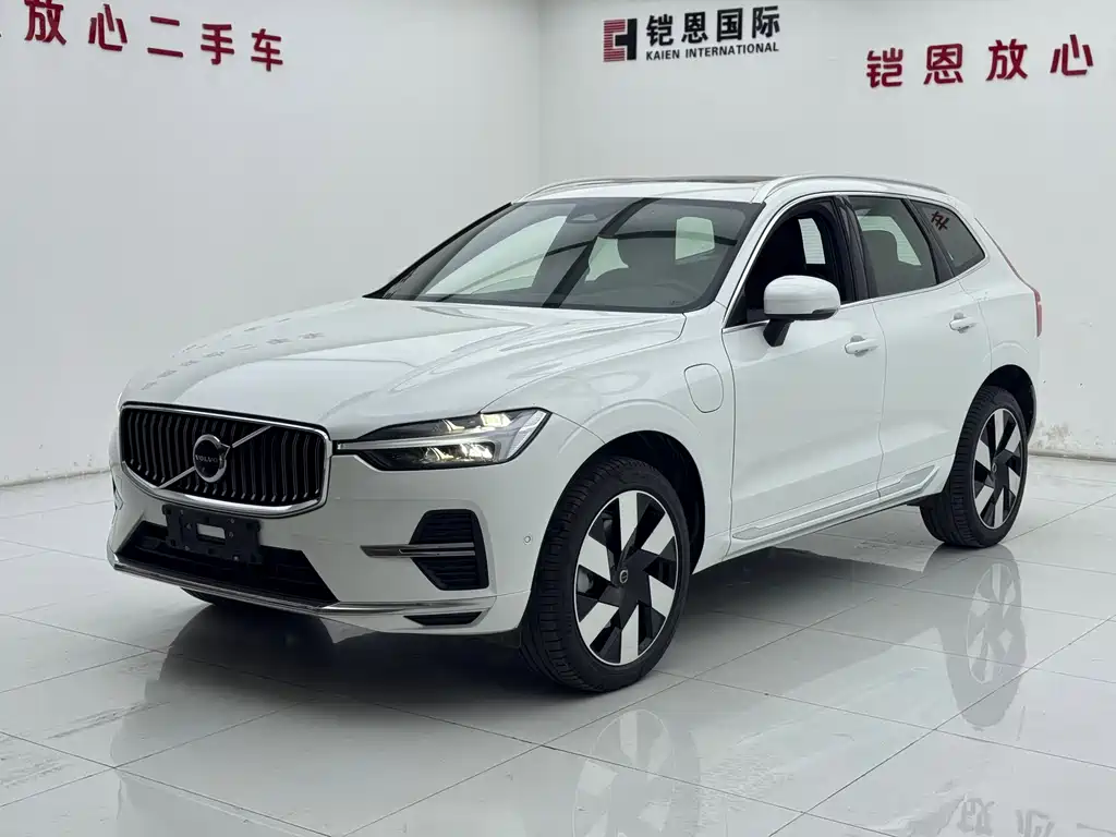 Volvo XC60 PHEV 2025 — фото 1