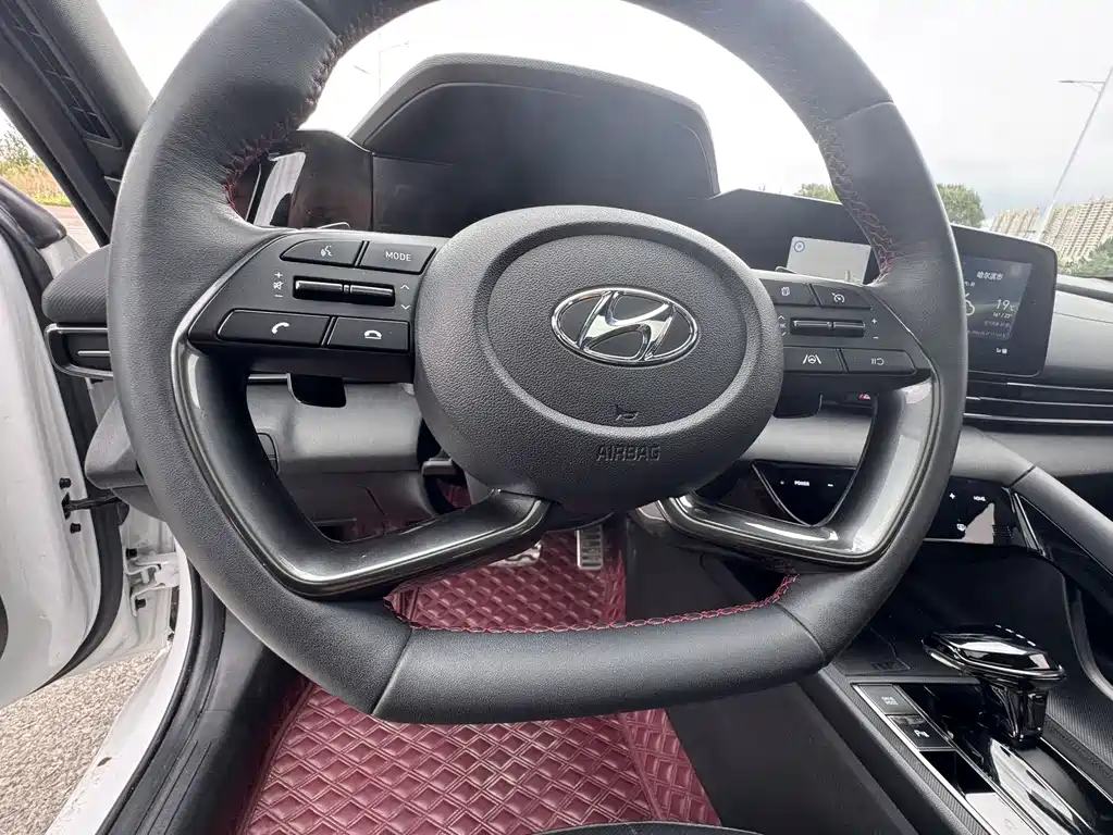 Hyundai Elantra 2023 — фото 12