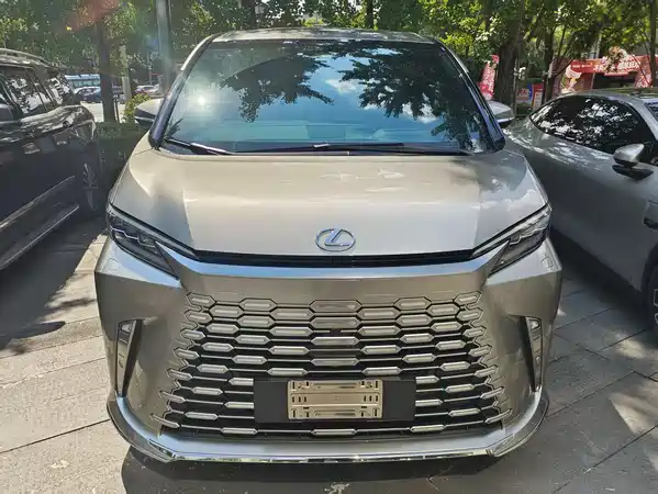 Lexus LM 2025