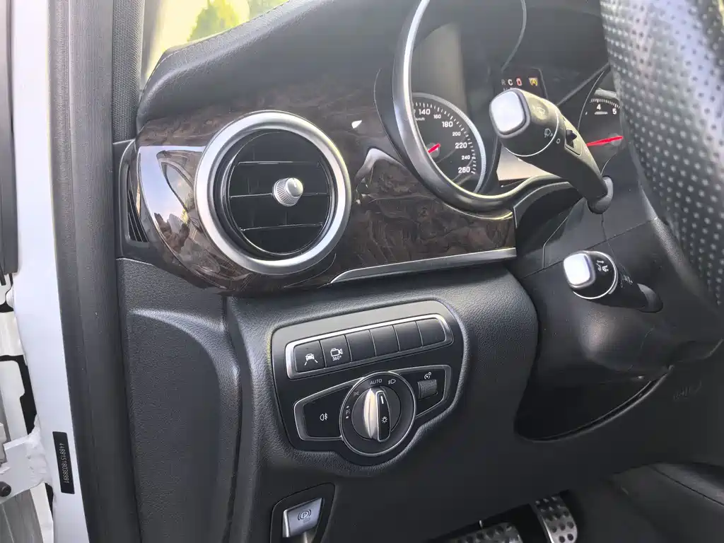 Mercedes-Benz V-Class 2018 — фото 16