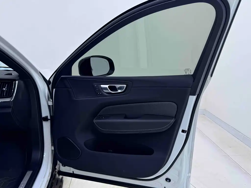 Volvo XC60 2023 — фото 12