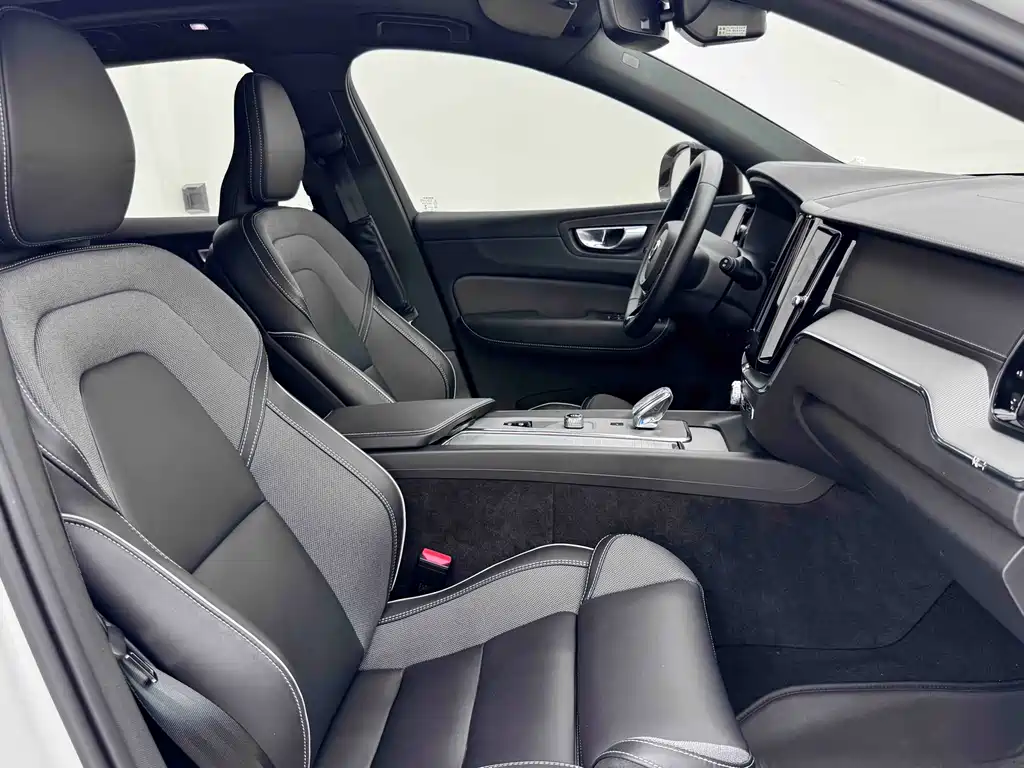 Volvo XC60 2023 — фото 13