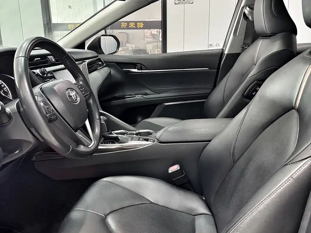 Toyota Camry 2019 — фото 10
