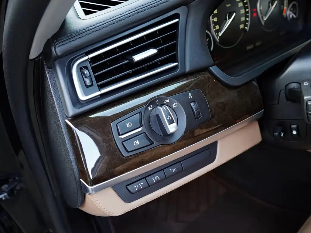 BMW 7 Series 2012 — фото 23