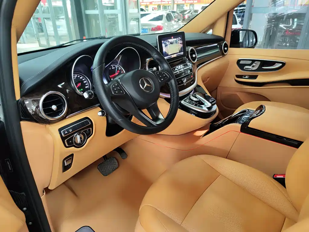 Mercedes-Benz V-Class 2018 — фото 15