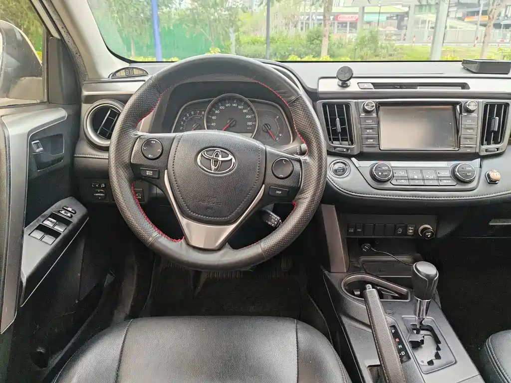 Toyota RAV4 2017 — фото 9
