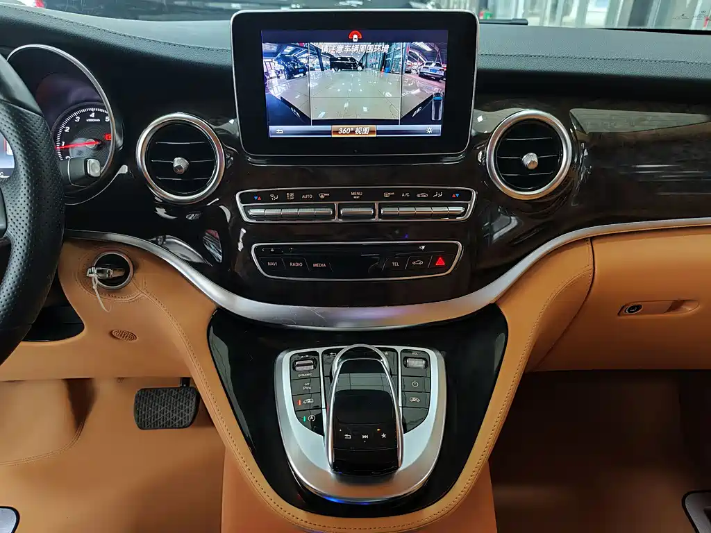Mercedes-Benz V-Class 2018 — фото 14