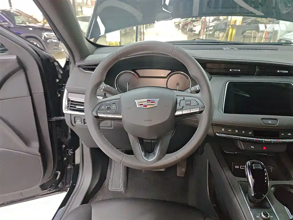 Cadillac XT4 2023 — фото 11