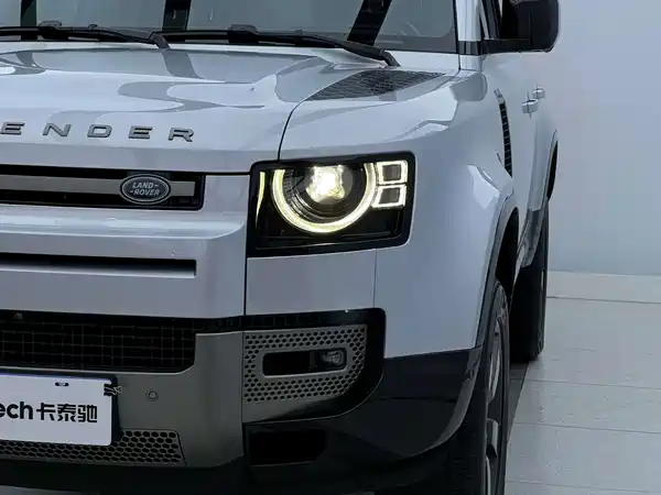 Land Rover Defender 2024