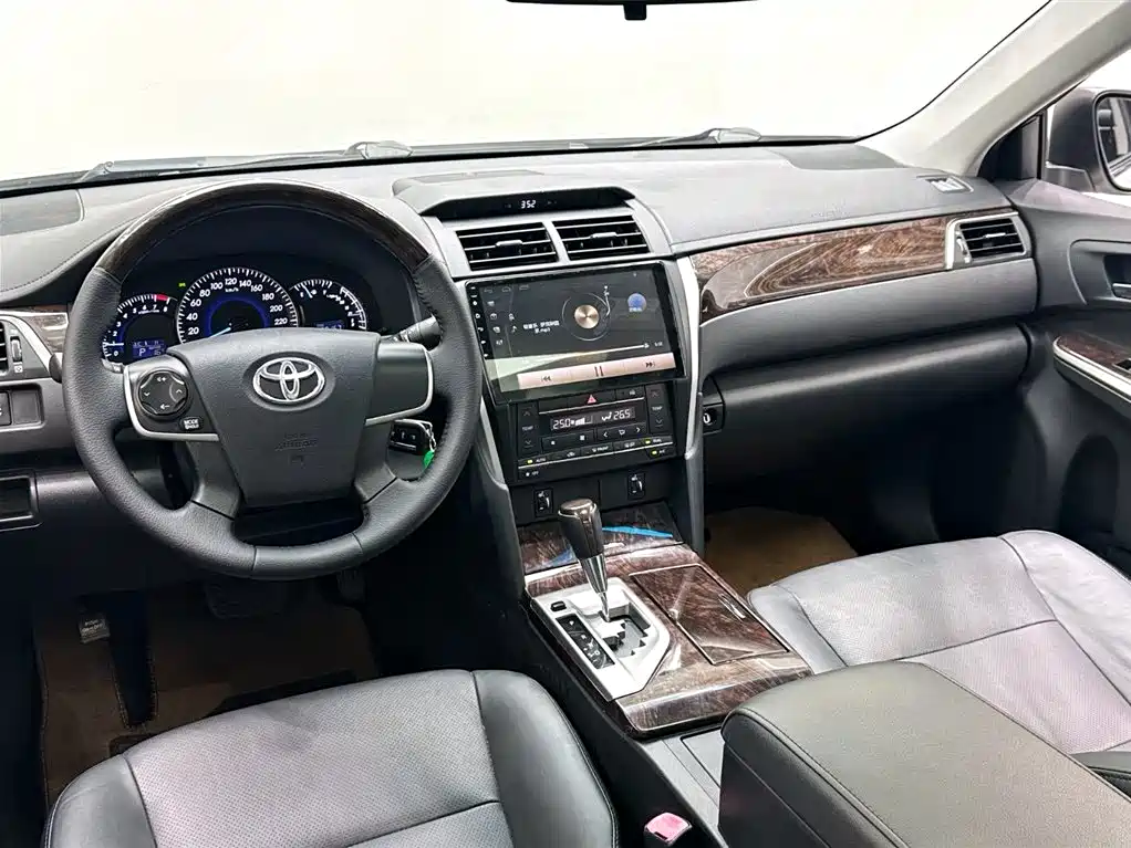 Toyota Camry 2015 — фото 10