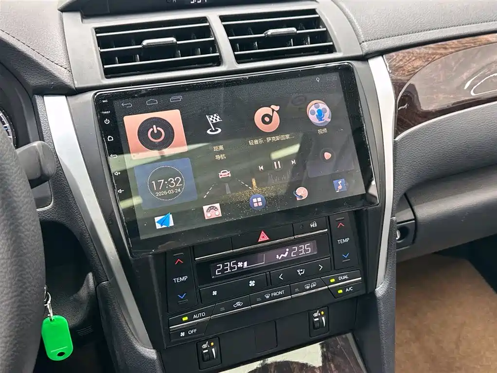 Toyota Camry 2015 — фото 15