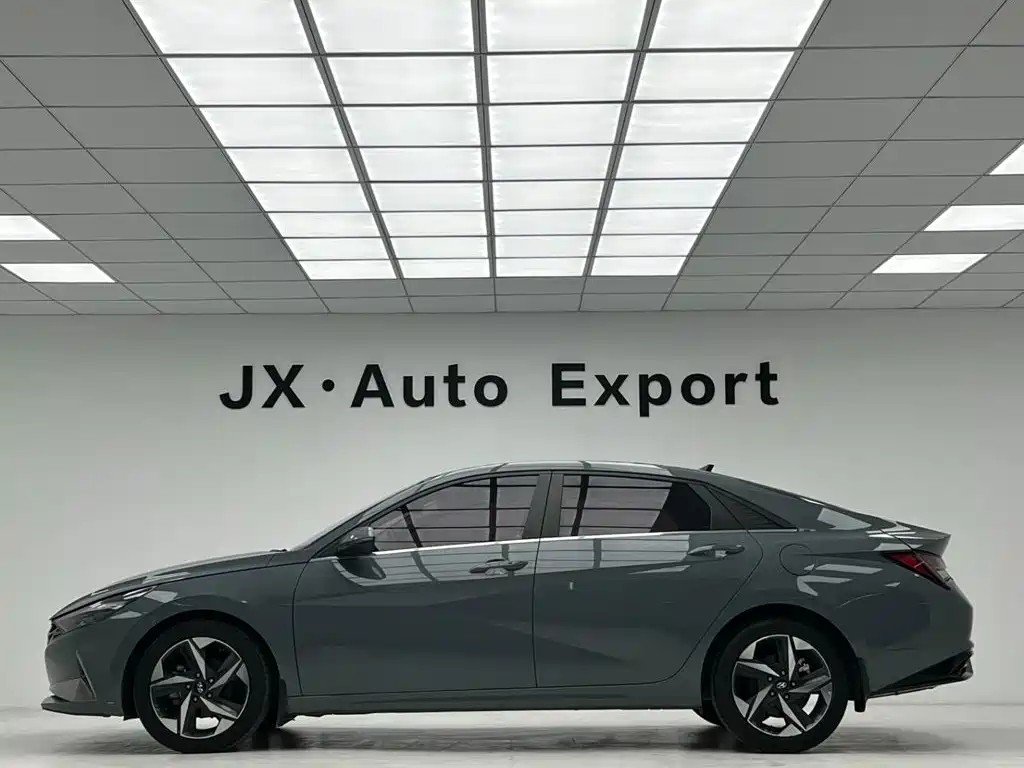 Hyundai Elantra 2023 — фото 9