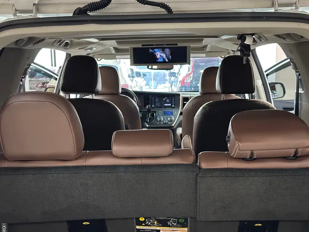 Toyota Sienna 2019 — фото 16