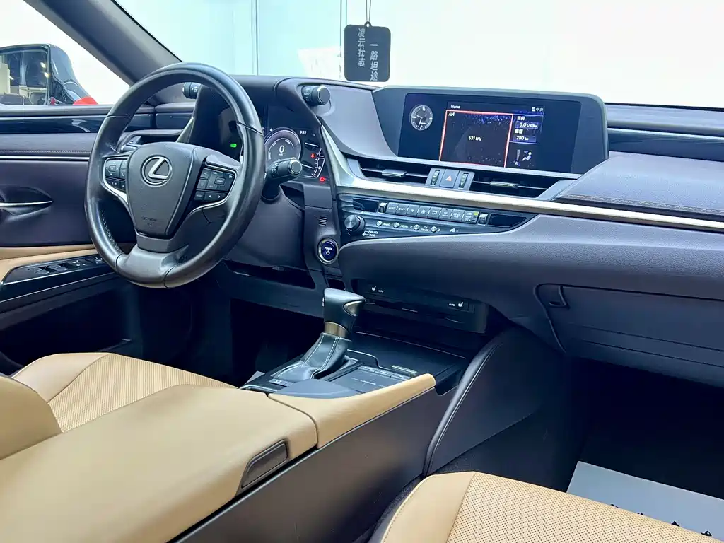 Lexus ES 2018 — фото 15