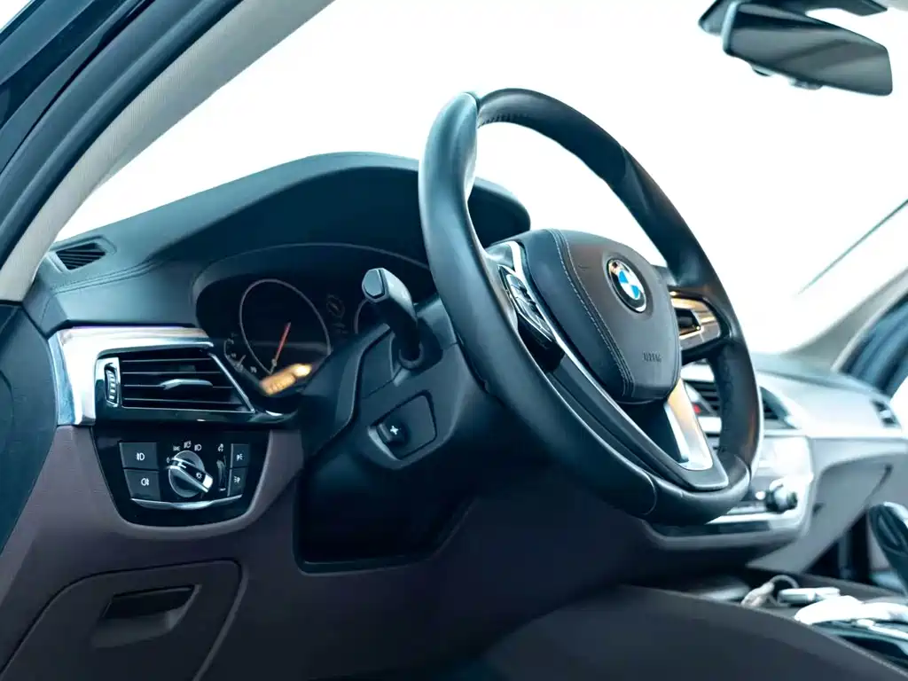 BMW 5 Series 2018 — фото 11