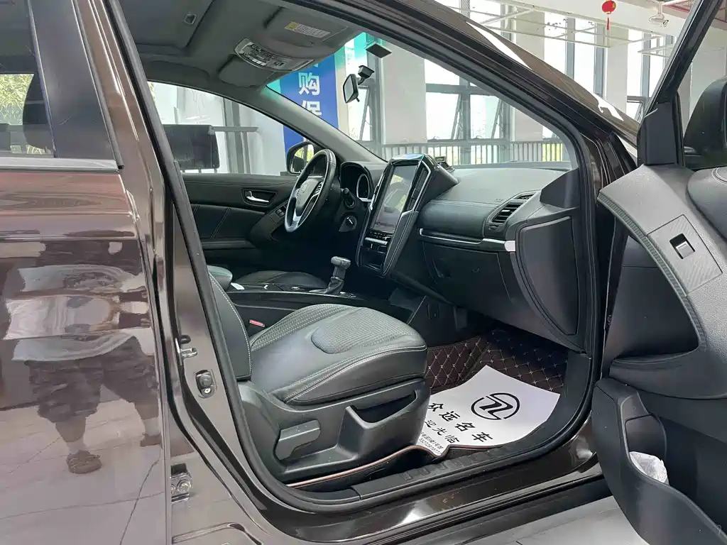 Luxgen You6 SUV 2017 — фото 10