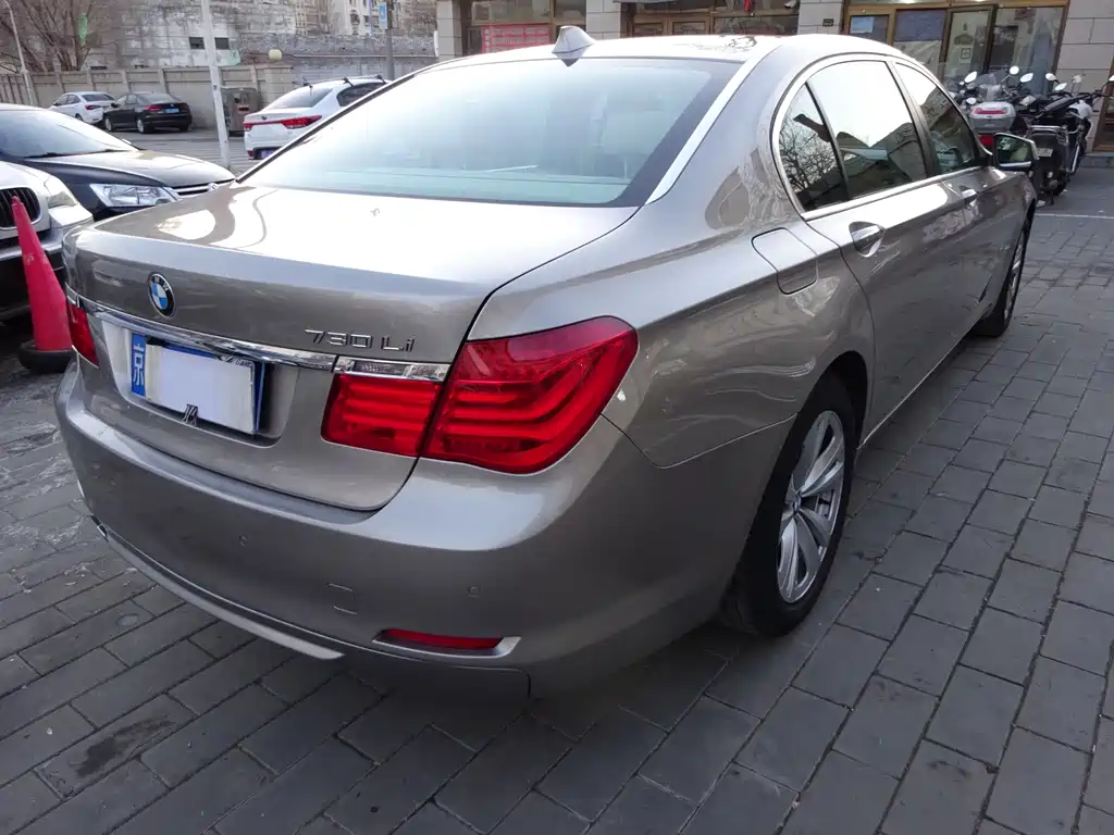 BMW 7 Series 2011 — фото 10