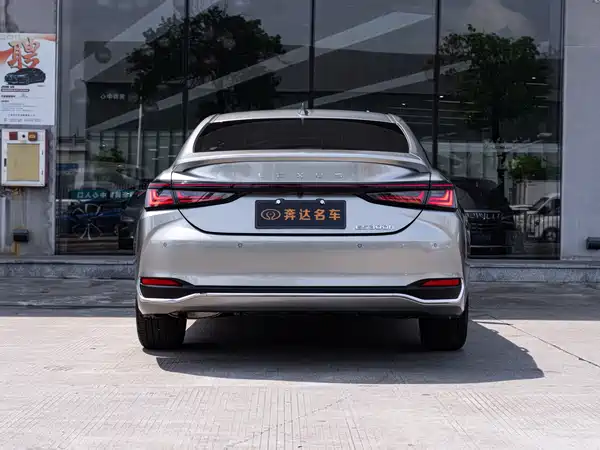 Lexus ES 2025