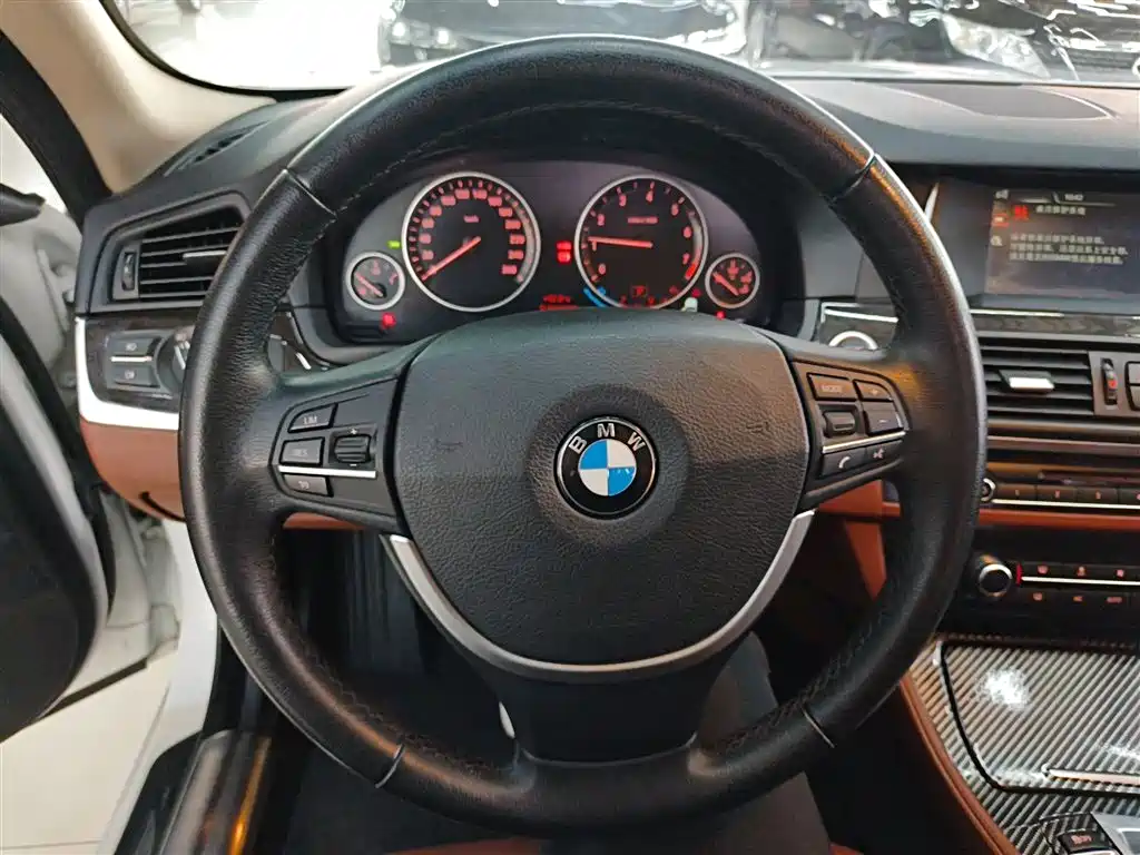 BMW 5 Series 2016 — фото 10