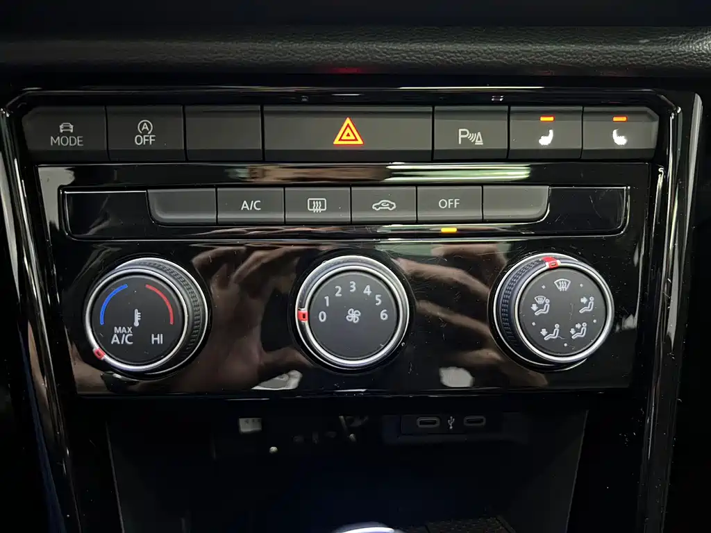 Volkswagen T-Roc 2023 — фото 9