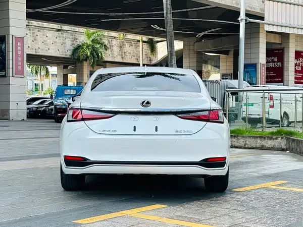 Lexus ES 2023