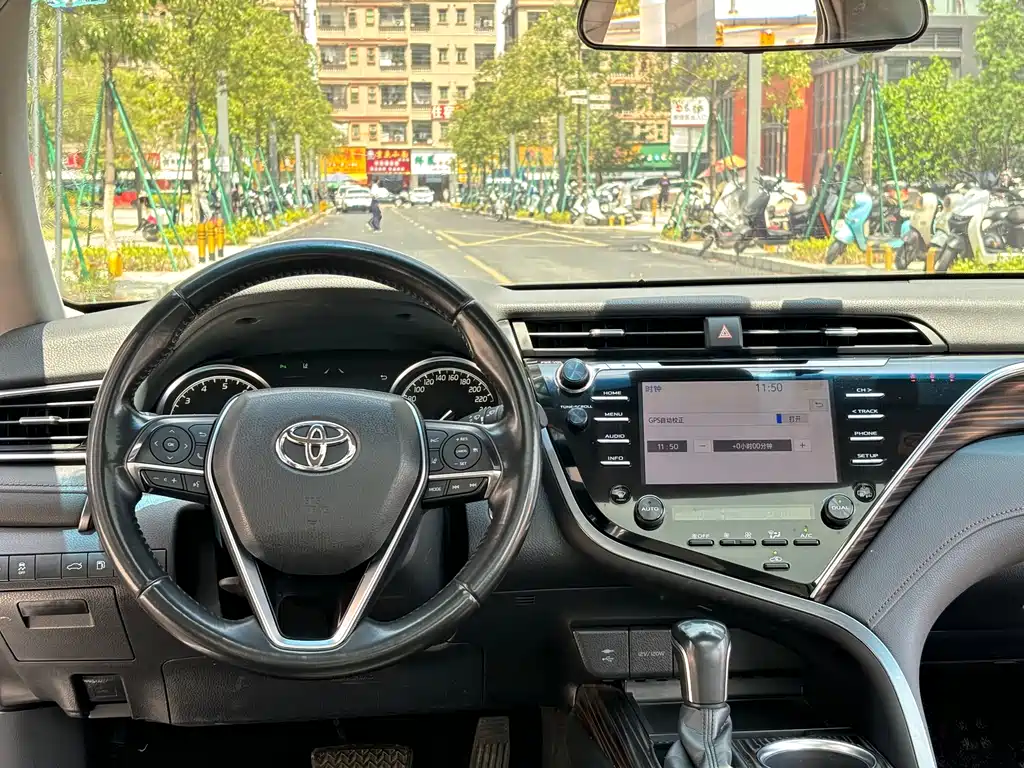 Toyota Camry 2019 — фото 15