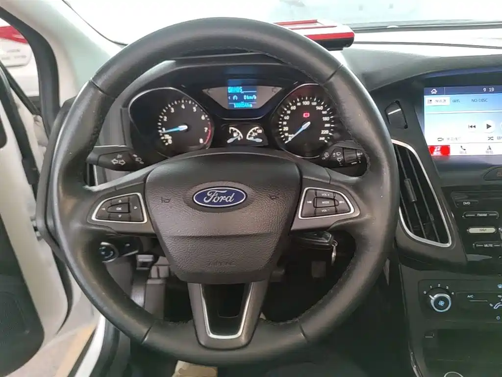 Ford Focus 2018 — фото 11