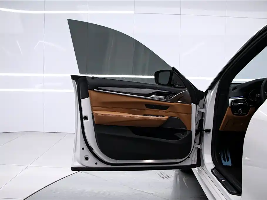 BMW 6 Series GT 2024 — фото 11